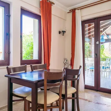 Sleeps 6 With Pool Air Con And Wifi فيلة