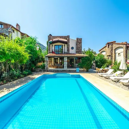 Sleeps 6 With Pool Air Con And Wifi فيلة